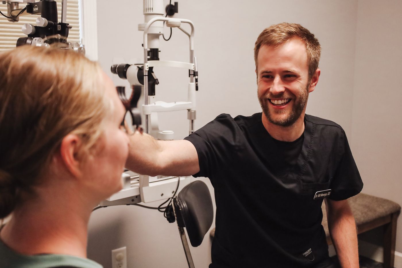 El Dr. Bill Meengs con un paciente en West Ottawa Eyecare