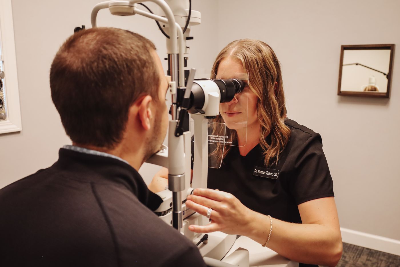 La Dra. Hannah Totten examinando los ojos de un paciente
